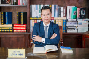 Luật sư bảo vệ cho người bị tố giác.