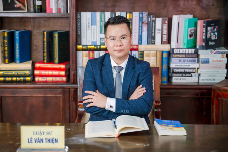 Luật sư bảo vệ cho người bị tố giác.
