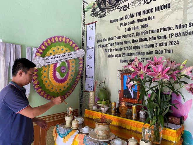 Anh Hà bên di ảnh của vợ. Ảnh: Văn Trực